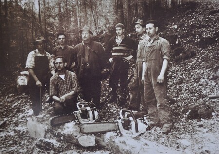 Vodja goznega obrata Franc Sajovic, v sredini, z gozdnimi delavci iz vasi Juršče in Palčje s prvimi motornimi žagami GG Postojna